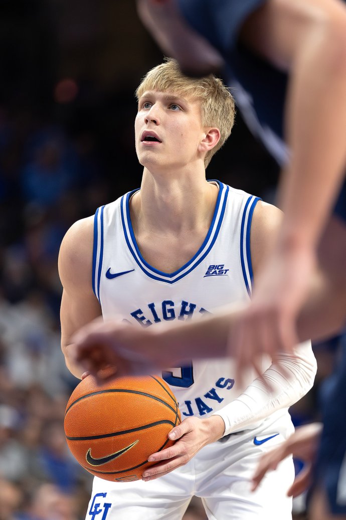 Creighton guard Ty Davis prepares to shoot a free throw during the second half against Xavier.