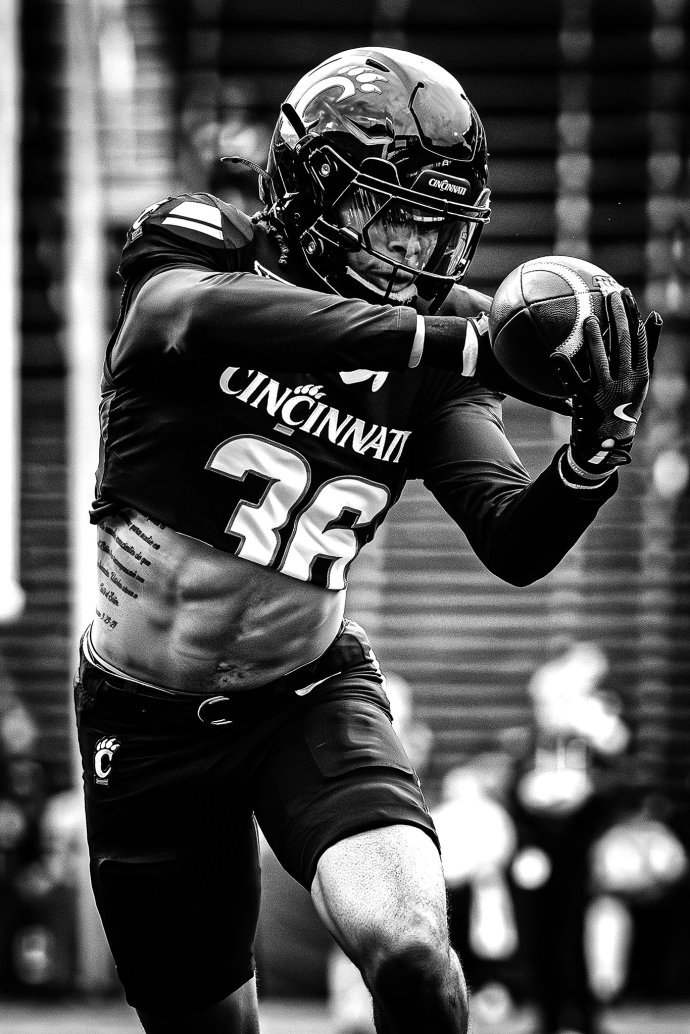 Cincinnati Bearcats safety Xavier Williams (36) makes a catch during pregame warmups.
