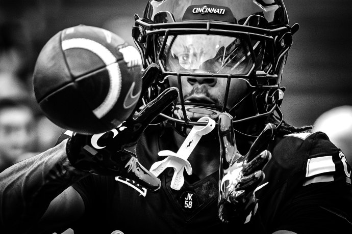 Cincinnati Bearcats safety Xavier Williams (36) makes a catch during pregame warmups.