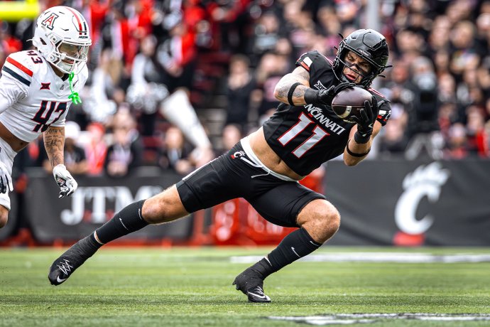 Cincinnati Bearcats tight end Joe Royer (11) makes a diving reception during the first quarter against Arizona.