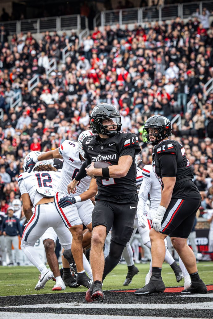 Cincinnati Bearcats quarterback Brendan Sorsby (2) runs for a touchdown against Arizona.
