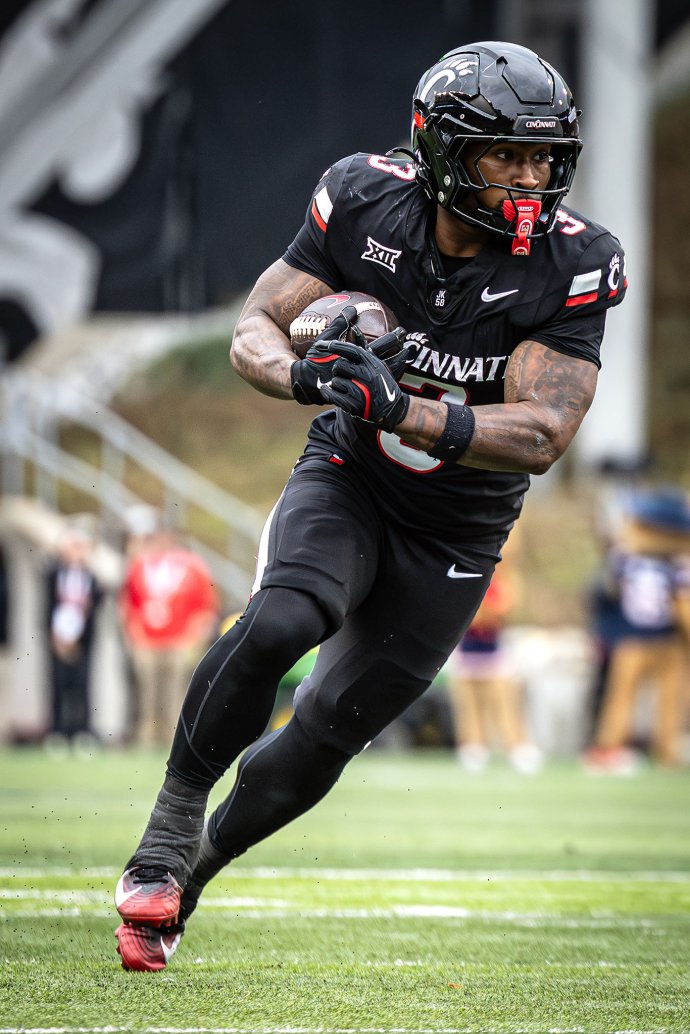 Cincinnati Bearcats running back Tawee Walker (3) carries the ball against Arizona.