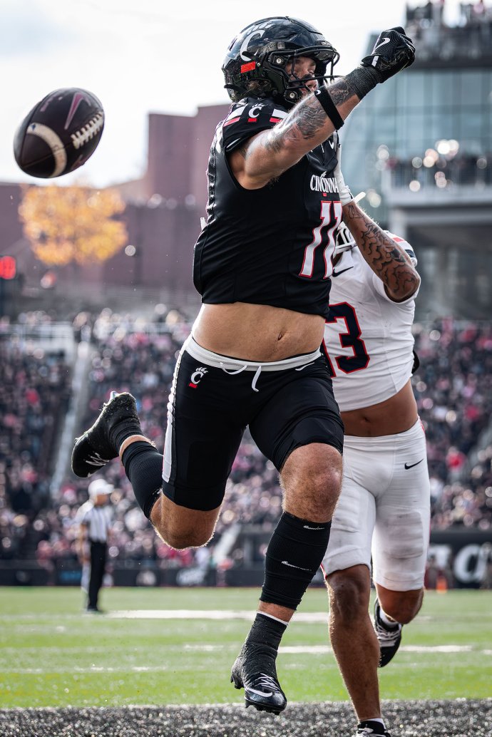 Cincinnati tight end Joe Royer (11) is targeted on an incomplete pass against Arizona.