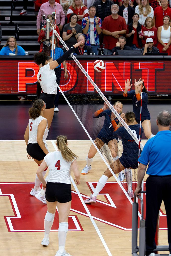 NCAA Volleyball 2025: Nebraska 3:0 Illinois