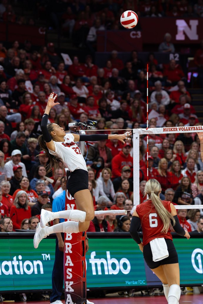 NCAA Volleyball 2025: Nebraska 3:0 Iowa