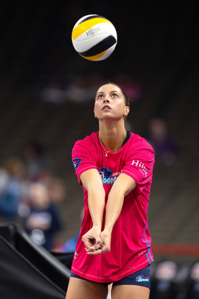 Omaha Supernovas opposite Merritt Beason (13) passes the ball during pregame warmups.