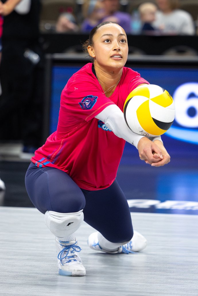 Omaha Supernovas libero Elena Oglivie (22) passes the ball during pregame warmups.