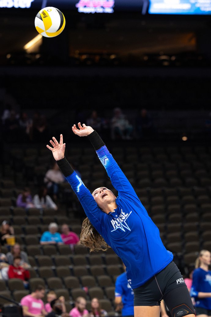 Dallas Pulse setter Celia Cullen (3) sets the ball during pregame warmups.