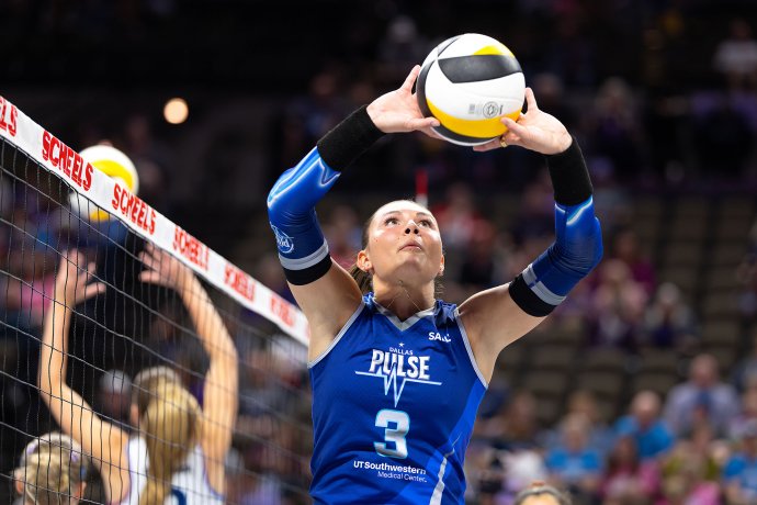 Dallas Pulse setter Celia Cullen (3) sets the ball during pregame warmups.