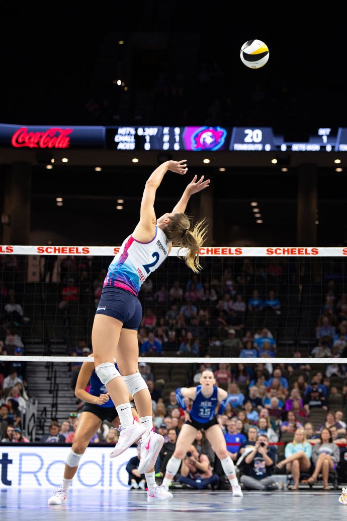 Omaha Supernovas setter Sydney Hilley (2) sets the ball during the first set against Dallas.