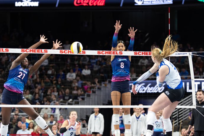 Dallas Pulse outside hitter Kaylee Cox (9) attacks as Omaha Supernovas blockers defend at the net during the first set.