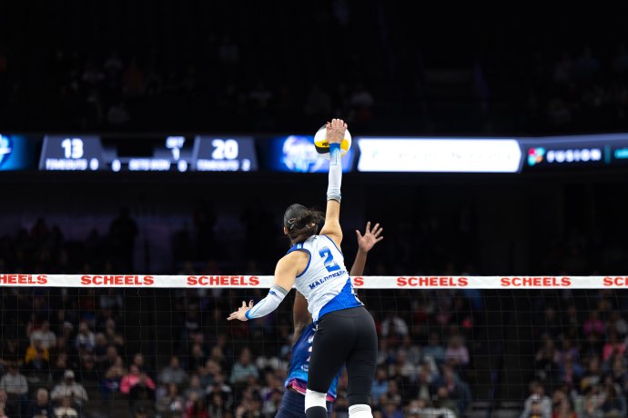 Dallas Pulse outside hitter Sofia Maldonado Diaz (2) extends to attack the ball during the first set against Omaha.