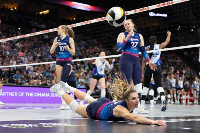Omaha Supernovas setter Sydney Hilley reaches toward a ball near the floor during play against Dallas.