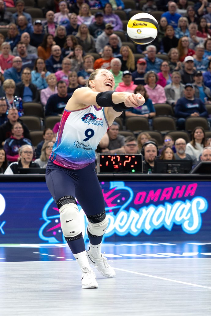 Omaha Supernovas Morgan Hentz (9) passes the ball during play against Dallas.