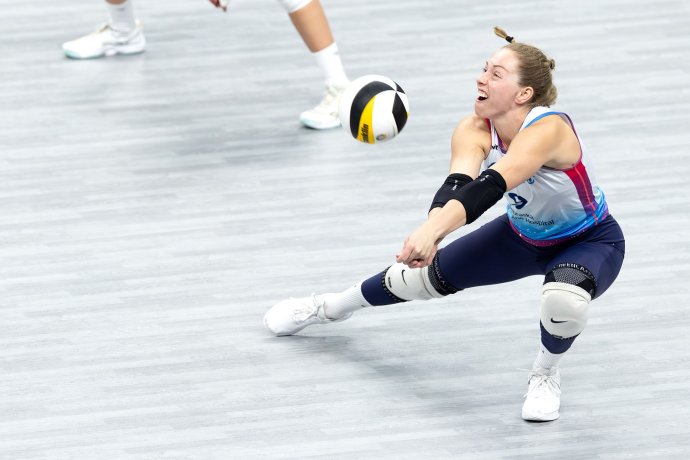 Omaha Supernovas libero Morgan Hentz (9) extends her arms to receive a serve during the fourth set.