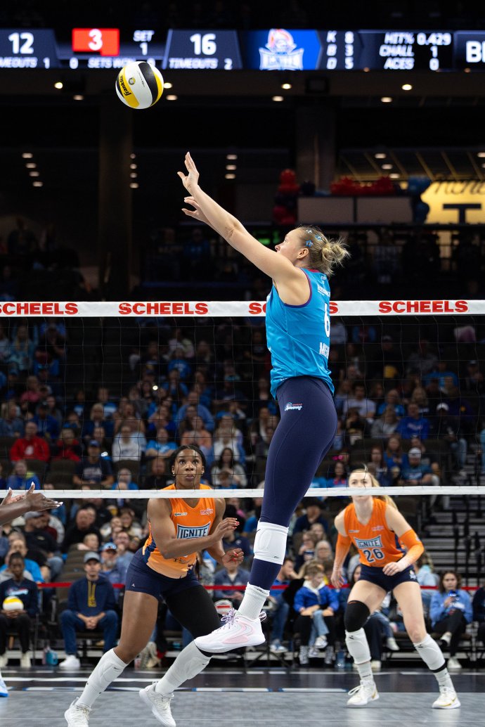 Omaha Supernovas setter Brooke Mosher (6) sets the ball during the first set against the Indy Ignite.