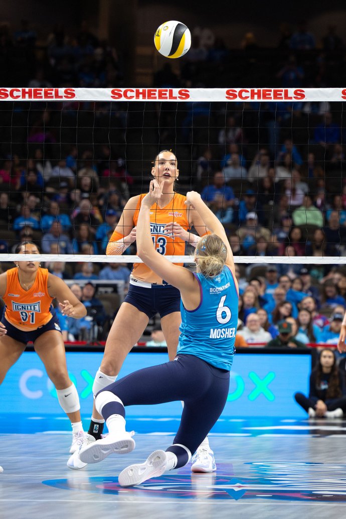 Omaha Supernovas setter Brooke Mosher (6) drops to one knee while setting the ball against the Indy Ignite.