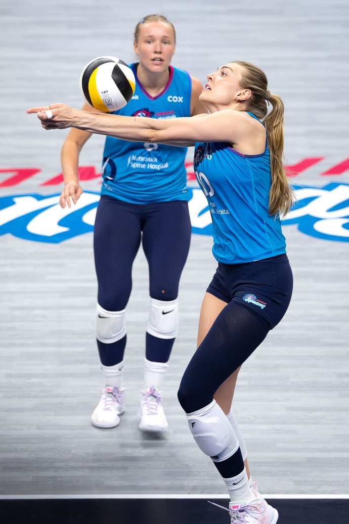 Omaha Supernovas middle blocker Kiara Reinhardt (10) uses a forearm pass to keep the ball in play during the second set against the Indy Ignite.