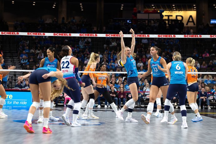 Omaha Supernovas players celebrate a third-set point against the Indy Ignite.