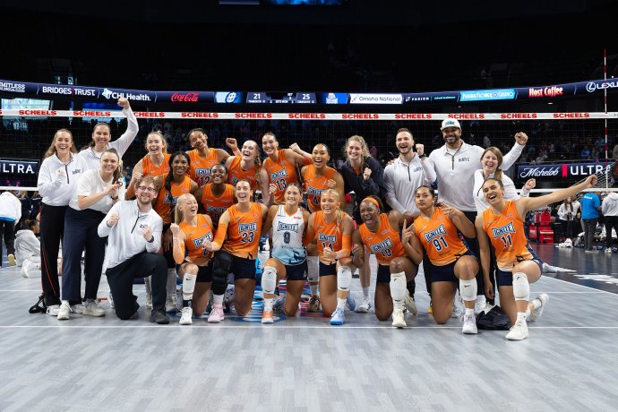 Indy Ignite players pose together for a team photo after defeating the Omaha Supernovas.